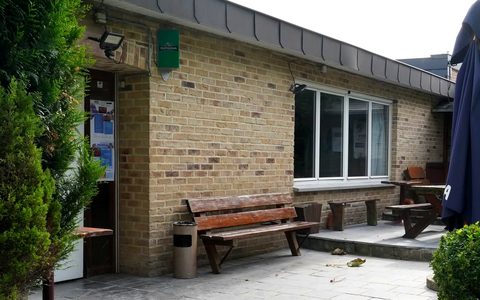 L'entrée de la salle, depuis la terrasse.